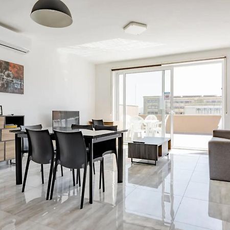 F12 Room 1, Private Room Two Single Beds Shared Bathroom In Shared Flat Msida Buitenkant foto