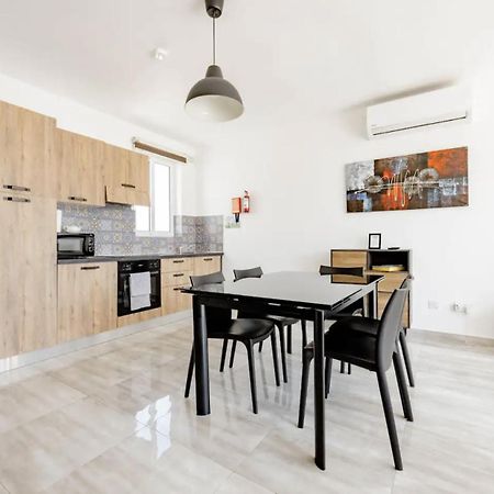 F12 Room 1, Private Room Two Single Beds Shared Bathroom In Shared Flat Msida Buitenkant foto