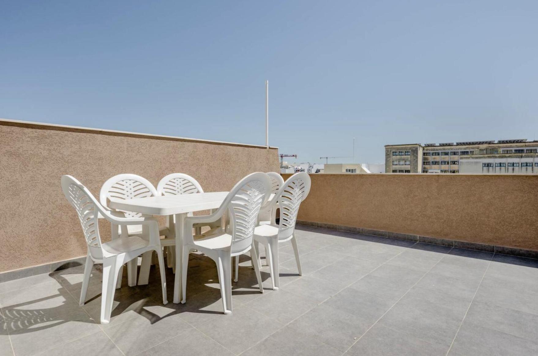 F12 Room 1, Private Room Two Single Beds Shared Bathroom In Shared Flat Msida Buitenkant foto